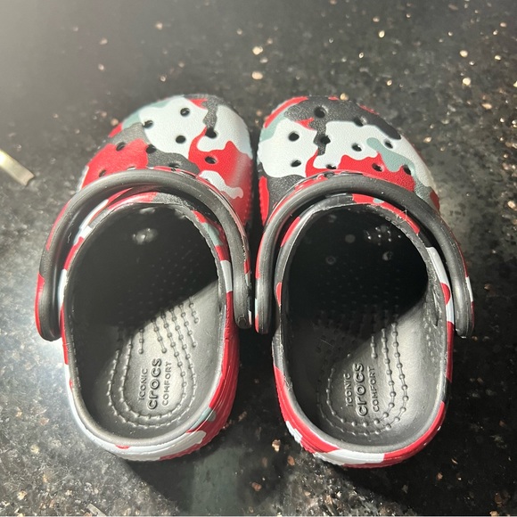 Crocs Toddlers Classic Red Camo Clog size C4 - Picture 2 of 4
